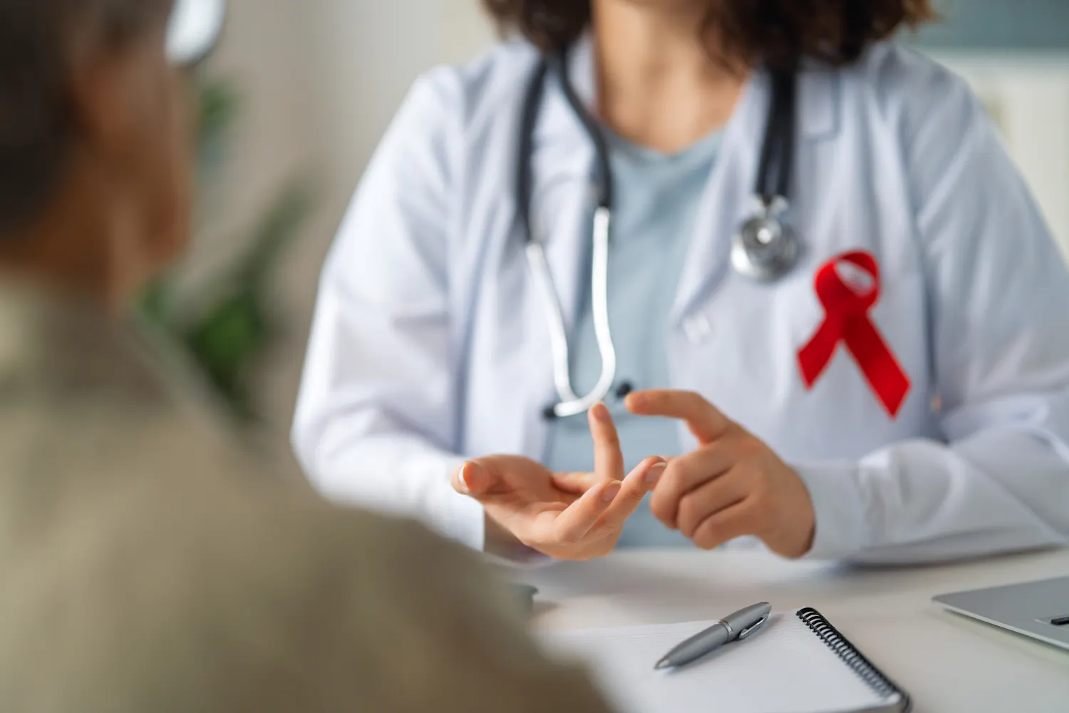 Zoom sur le cabotégravir, ce nouveau traitement contre le VIH disponible en France qui révolutionne la PrEP