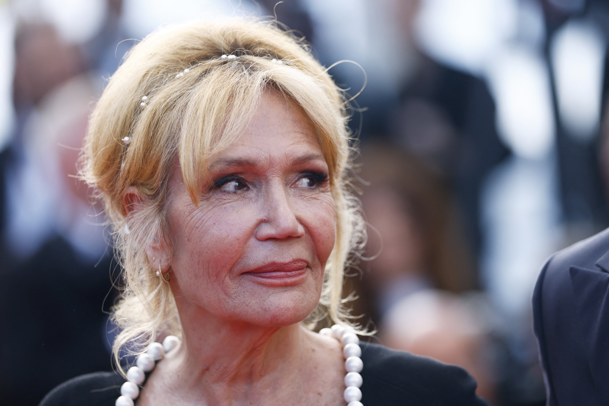 Clémentine Célarié raconte pourquoi elle a « trinqué au champagne » en apprenant son cancer