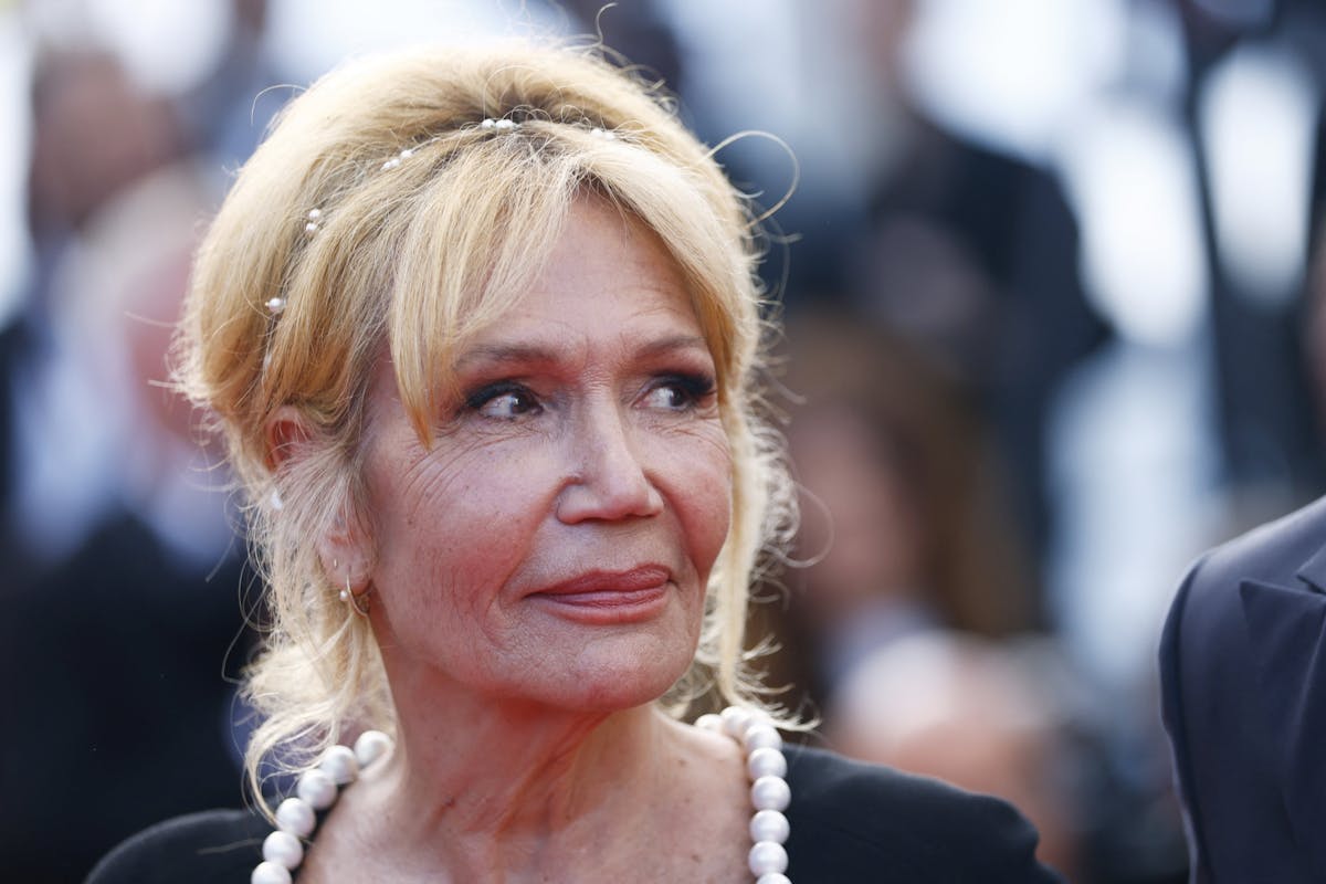 Clémentine Célarié raconte pourquoi elle a « trinqué au champagne » en apprenant son cancer