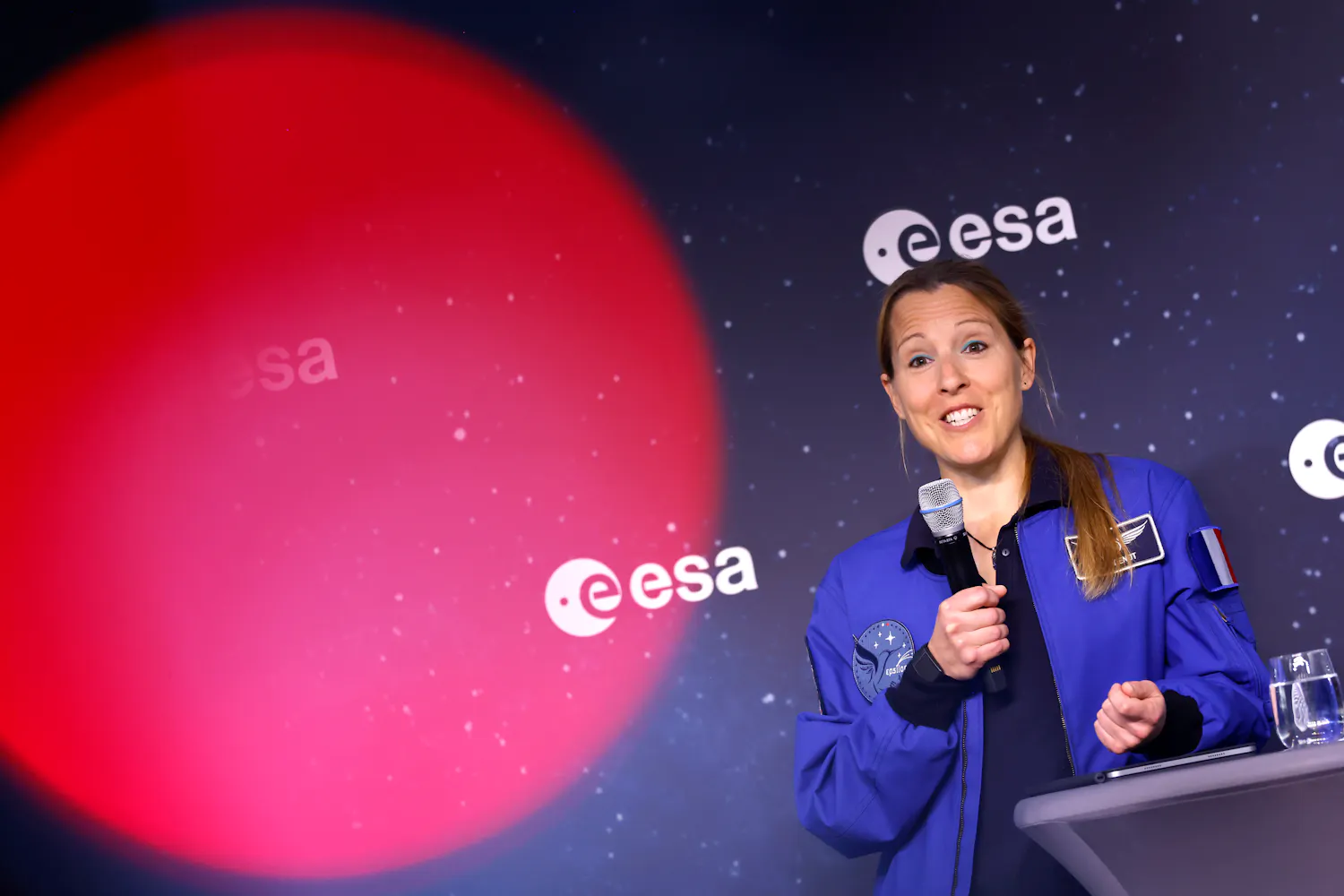 L'astronaute Sophie Adenot explique comment et pourquoi l'on se pèse dans l'espace