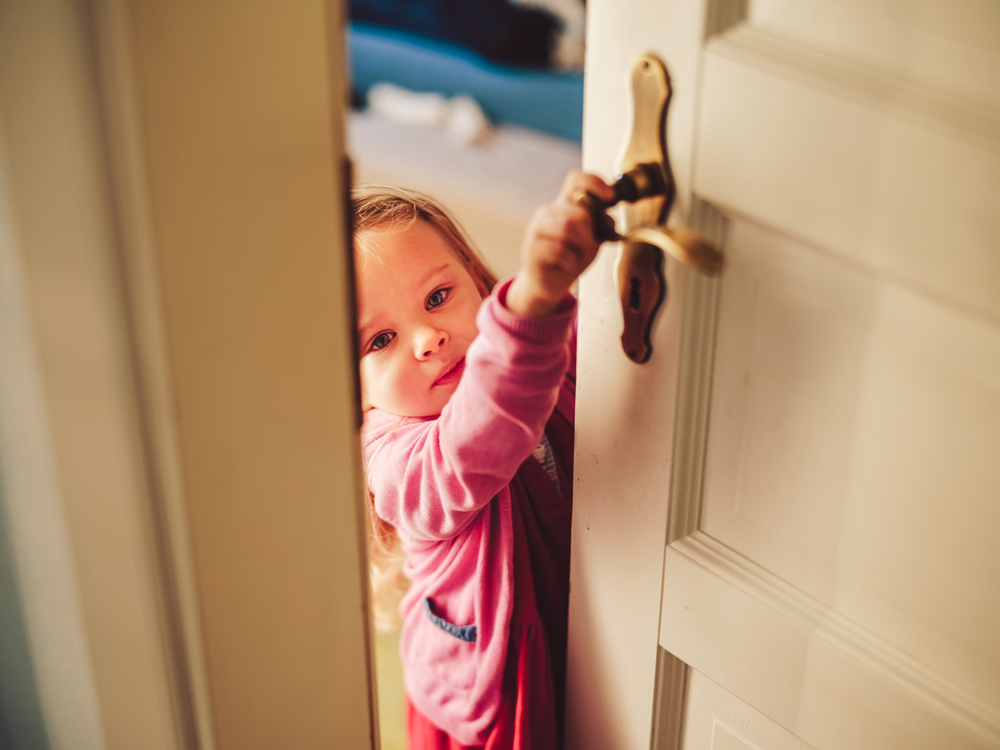 Pudeur chez l'enfant : à quel âge apparaît-elle et comment réagir ?