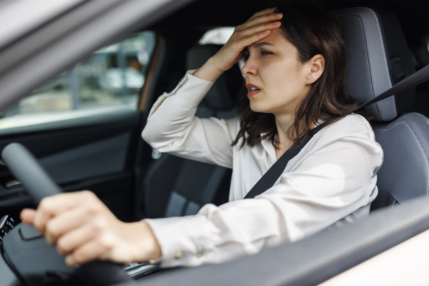 Attaque de panique en voiture : symptômes, causes et solutions pour reprendre le contrôle