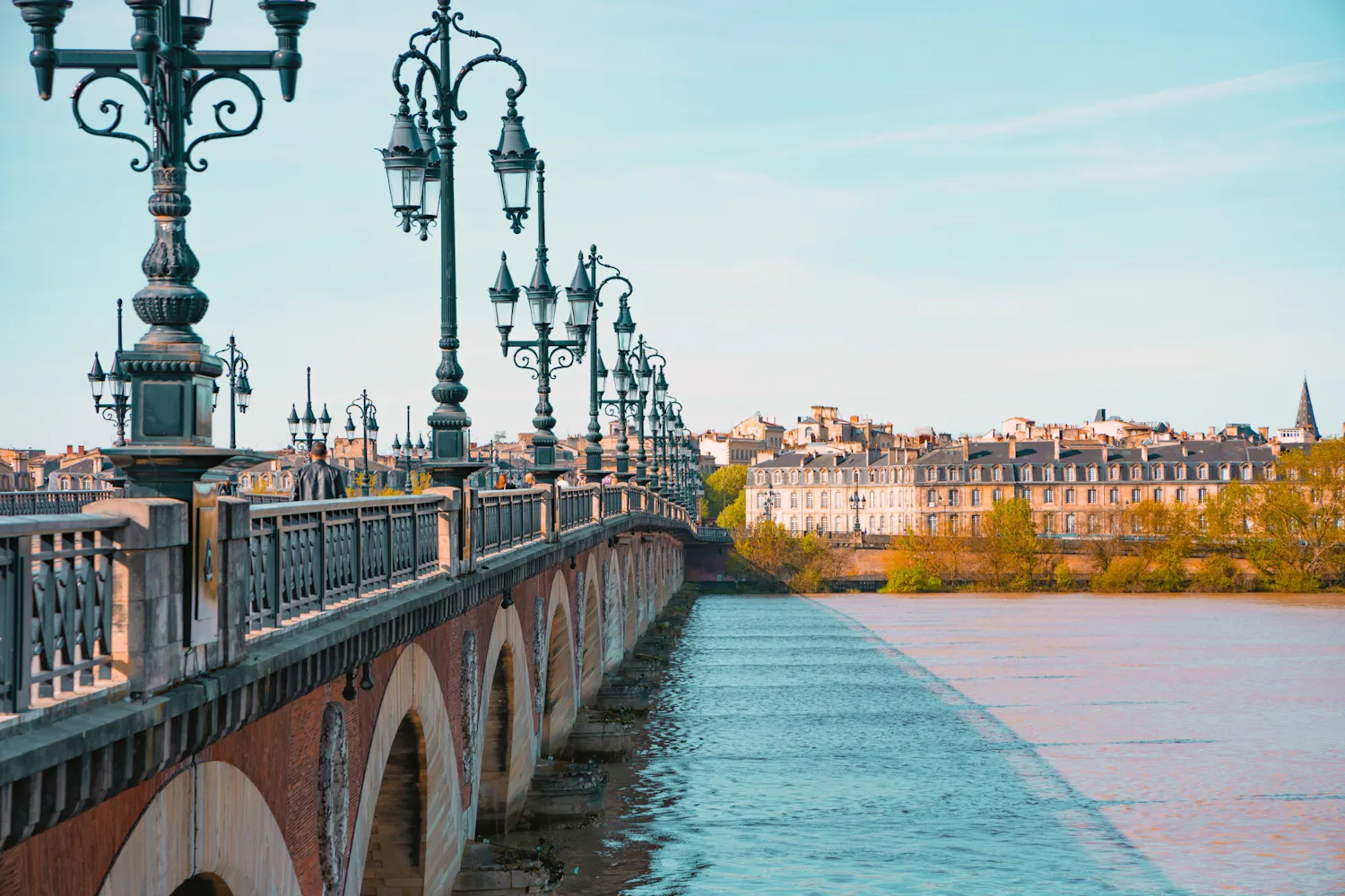 1 700 personnes confinées dans un paquebot à Bordeaux, un passager décédé
