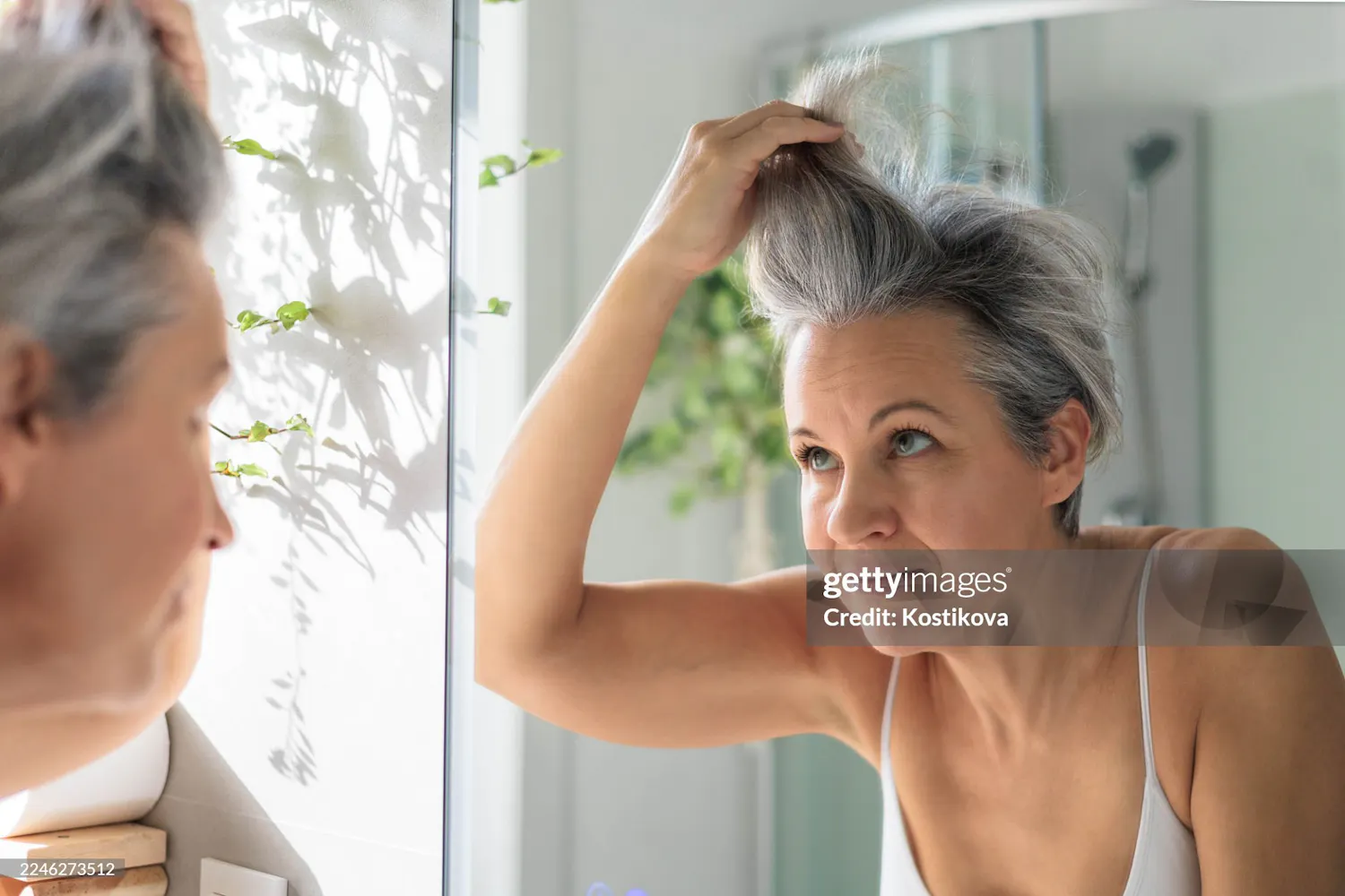 D'où viennent les cheveux blancs ? Et comment en prendre soin ?