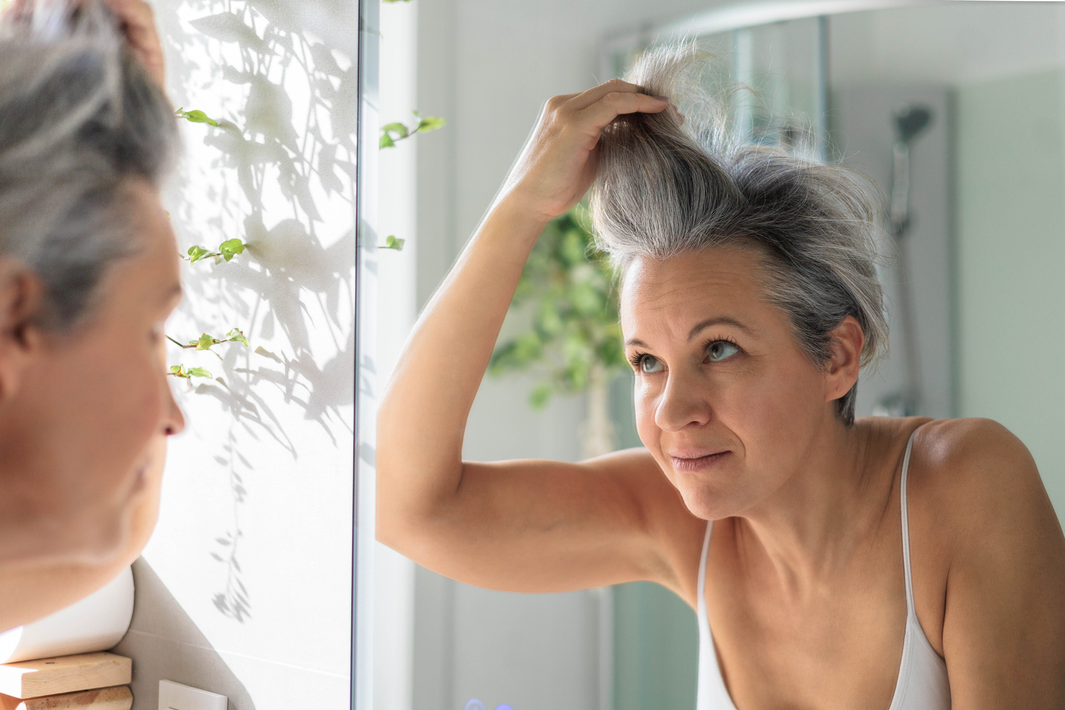 D'où viennent les cheveux blancs ? Et comment en prendre soin ?