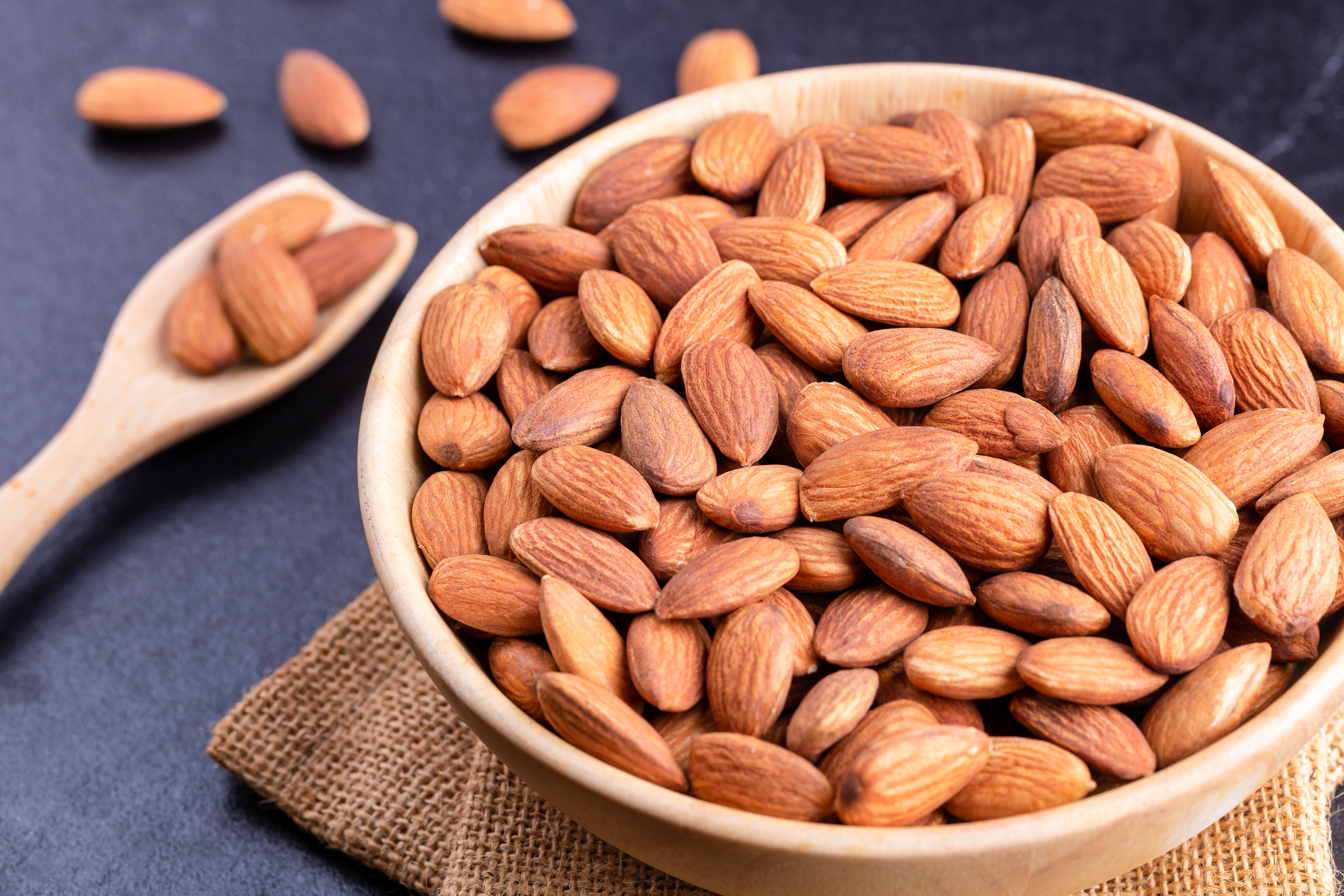Peut-on manger la peau des amandes ?