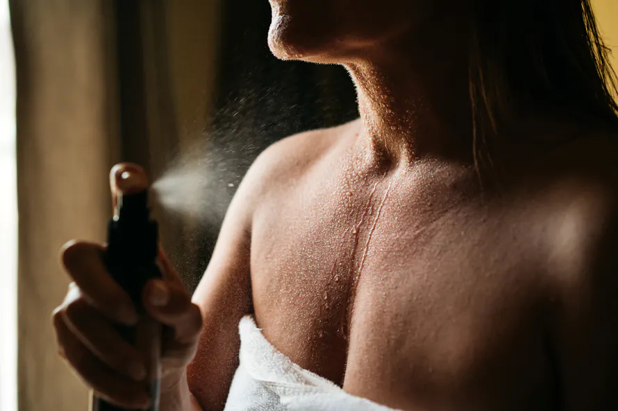 Femme utilisant un spray de magnésium