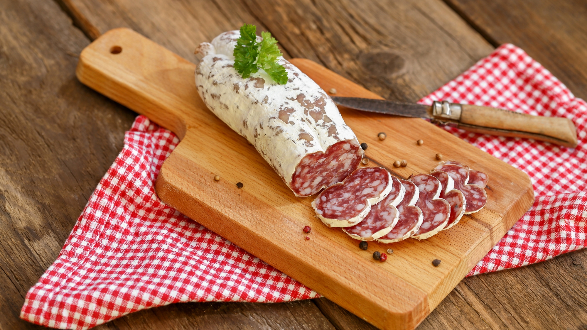 Poudre blanche sur le saucisson : son rôle et ses bienfaits surprenants