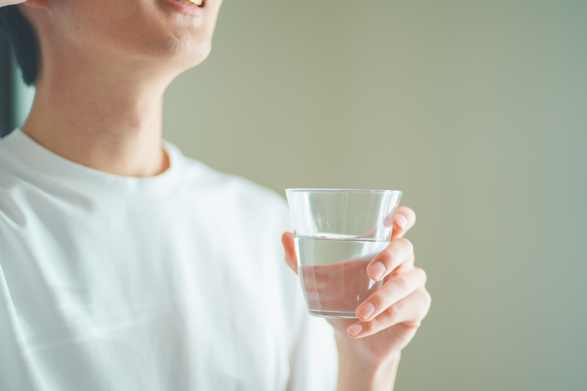 Combien de temps boire de l’eau avant d’observer des bienfaits sur la peau ?