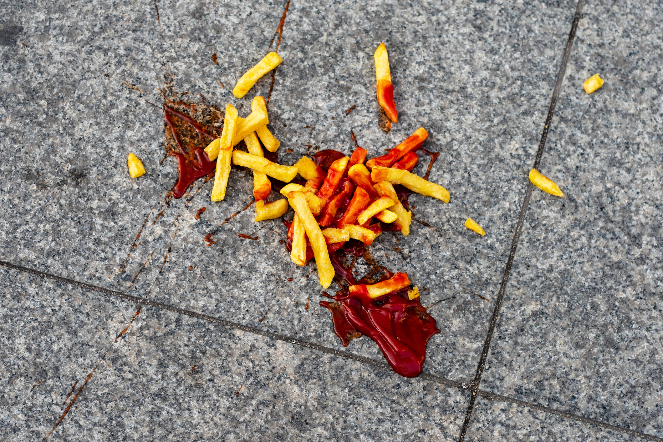 Aliment tombé par terre : faut-il le jeter ou le manger sans risque ?