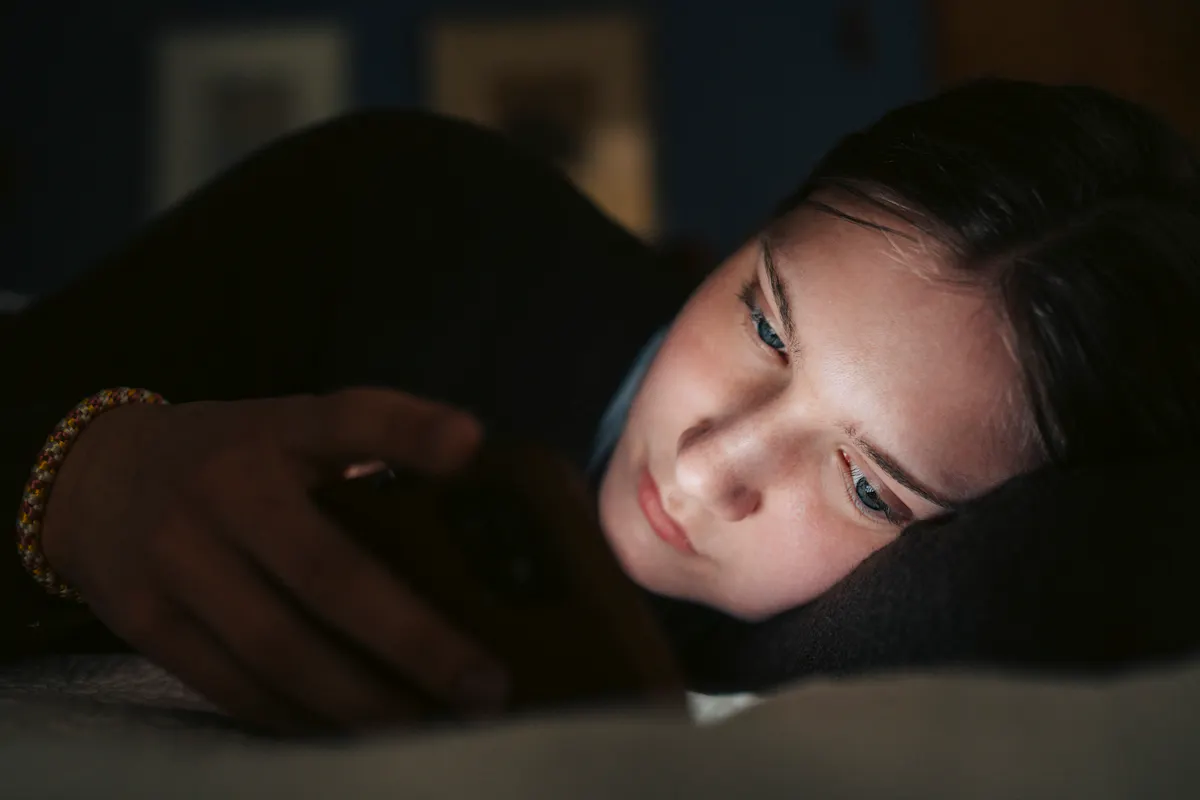 Peut-on devenir myope à cause du téléphone ?