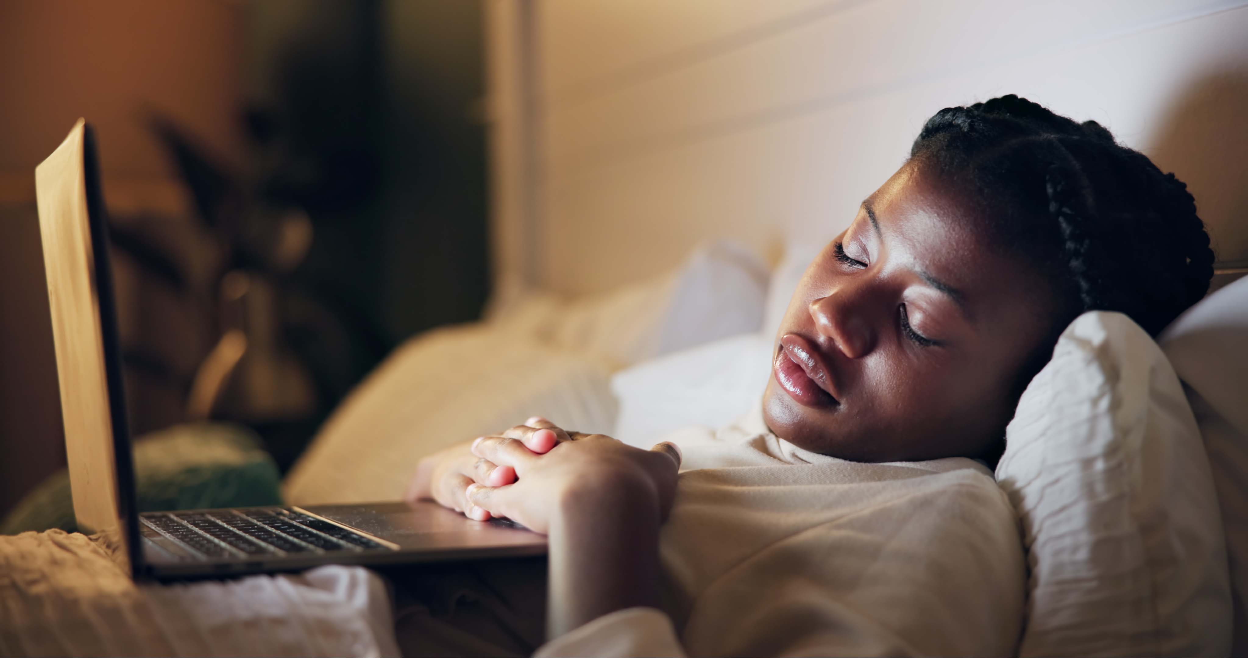 Watching TV before bed: Sleep experts weigh in