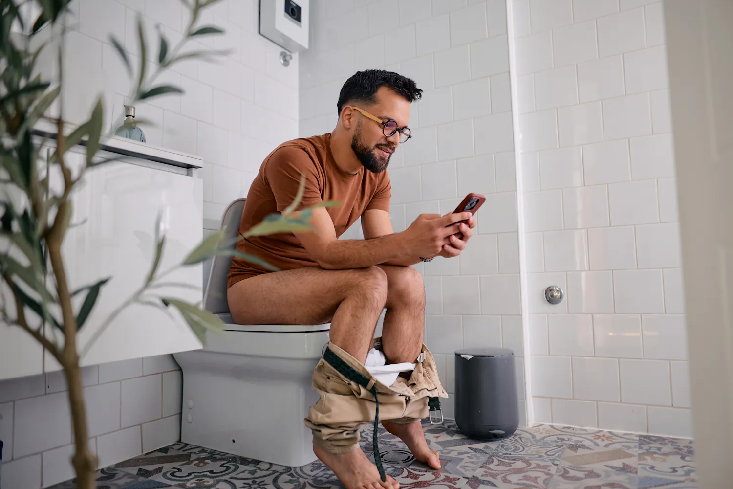 Faire pipi assis chez l'homme : quels sont les bienfaits ?
