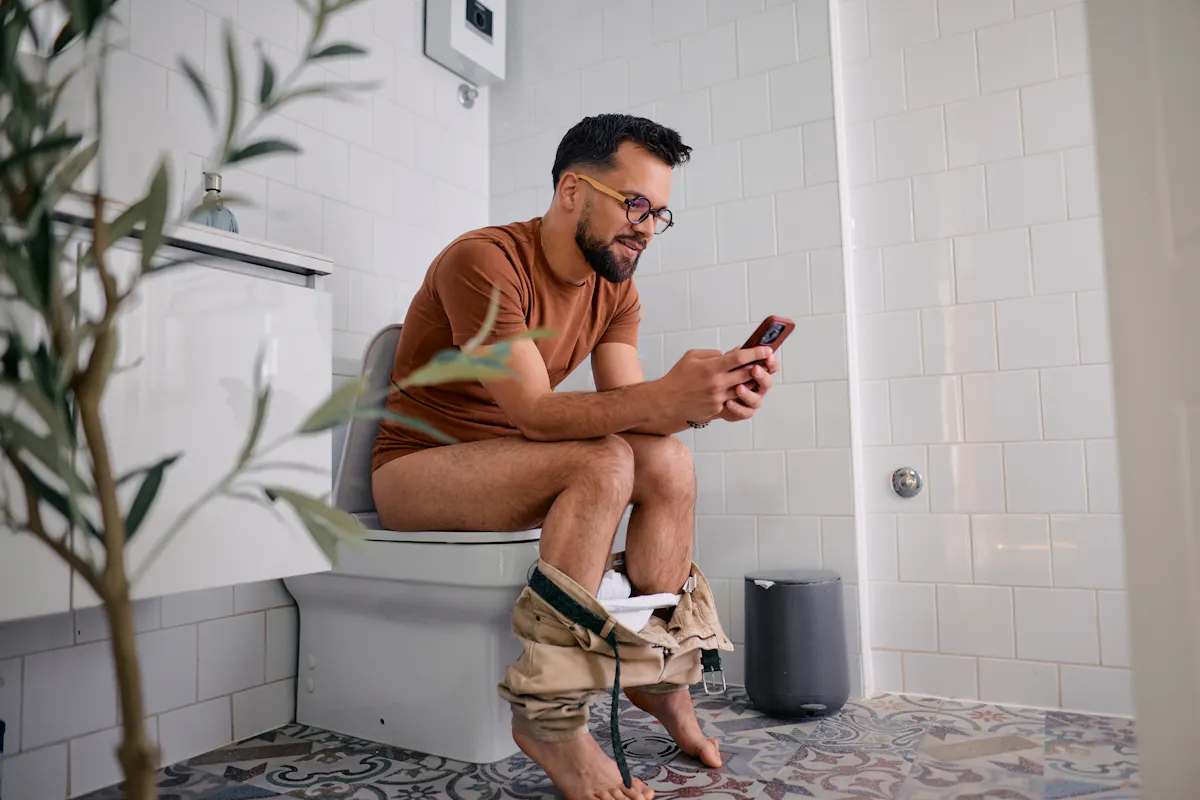 Faire pipi assis chez l'homme : quels sont les bienfaits ?