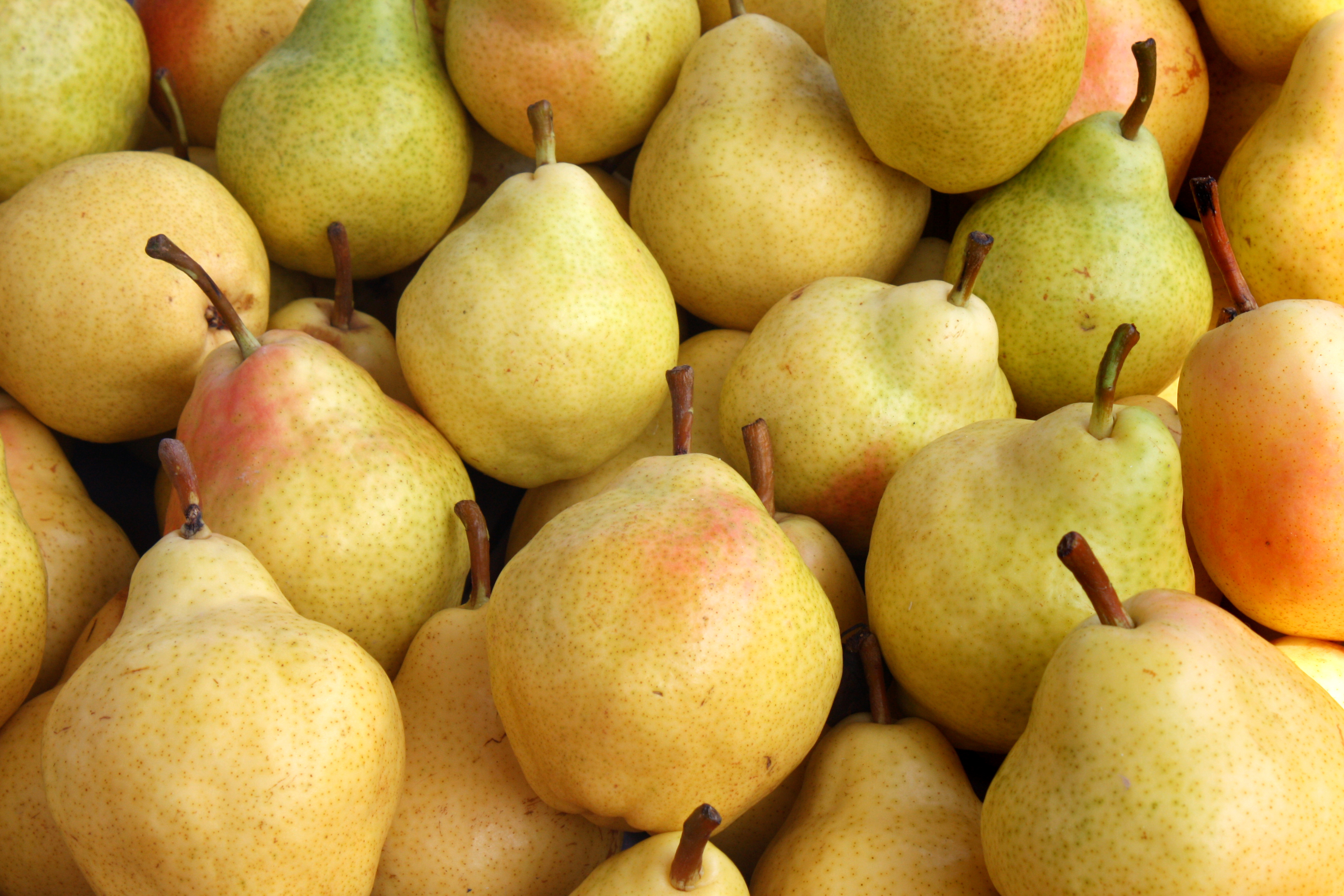 Nutritional Value of Pears: A Diététicienne's Perspective