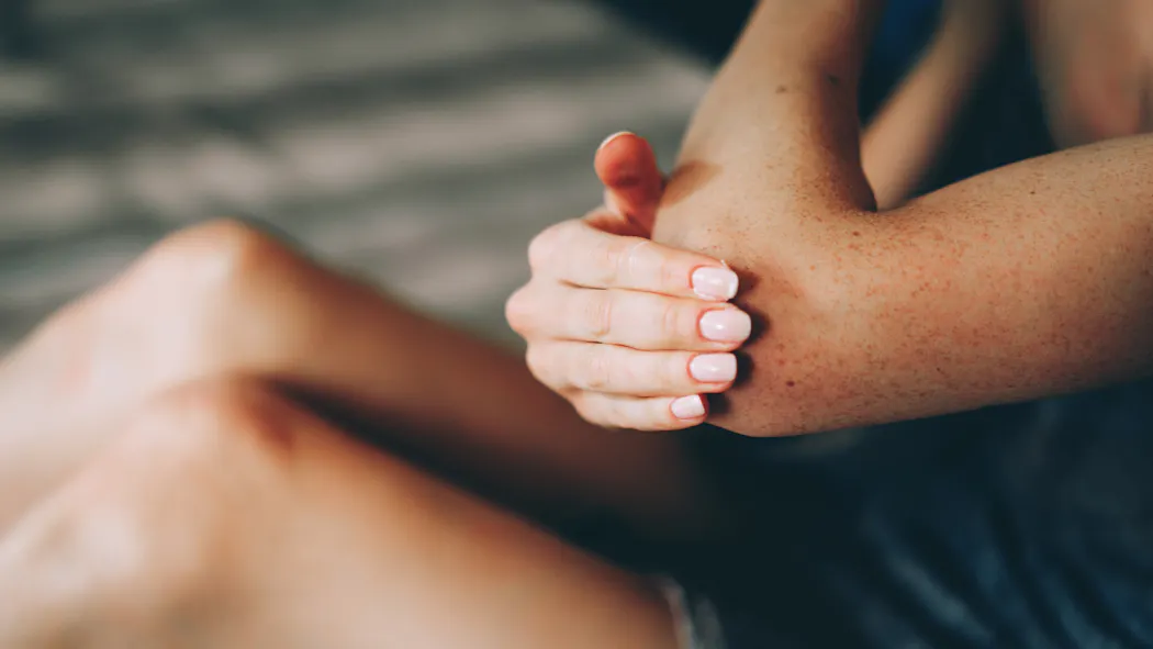 Bệnh nhân vảy nến chăm sóc vùng da tổn thương bong vảy và tìm hiểu hoạt chất pantethine kháng viêm