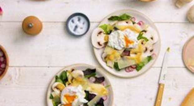 Salade verte, radis et œuf poché